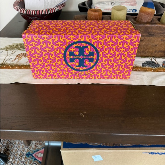 Gorgeous “Tory Burch” Slip on Shoes - Picture 2 of 11